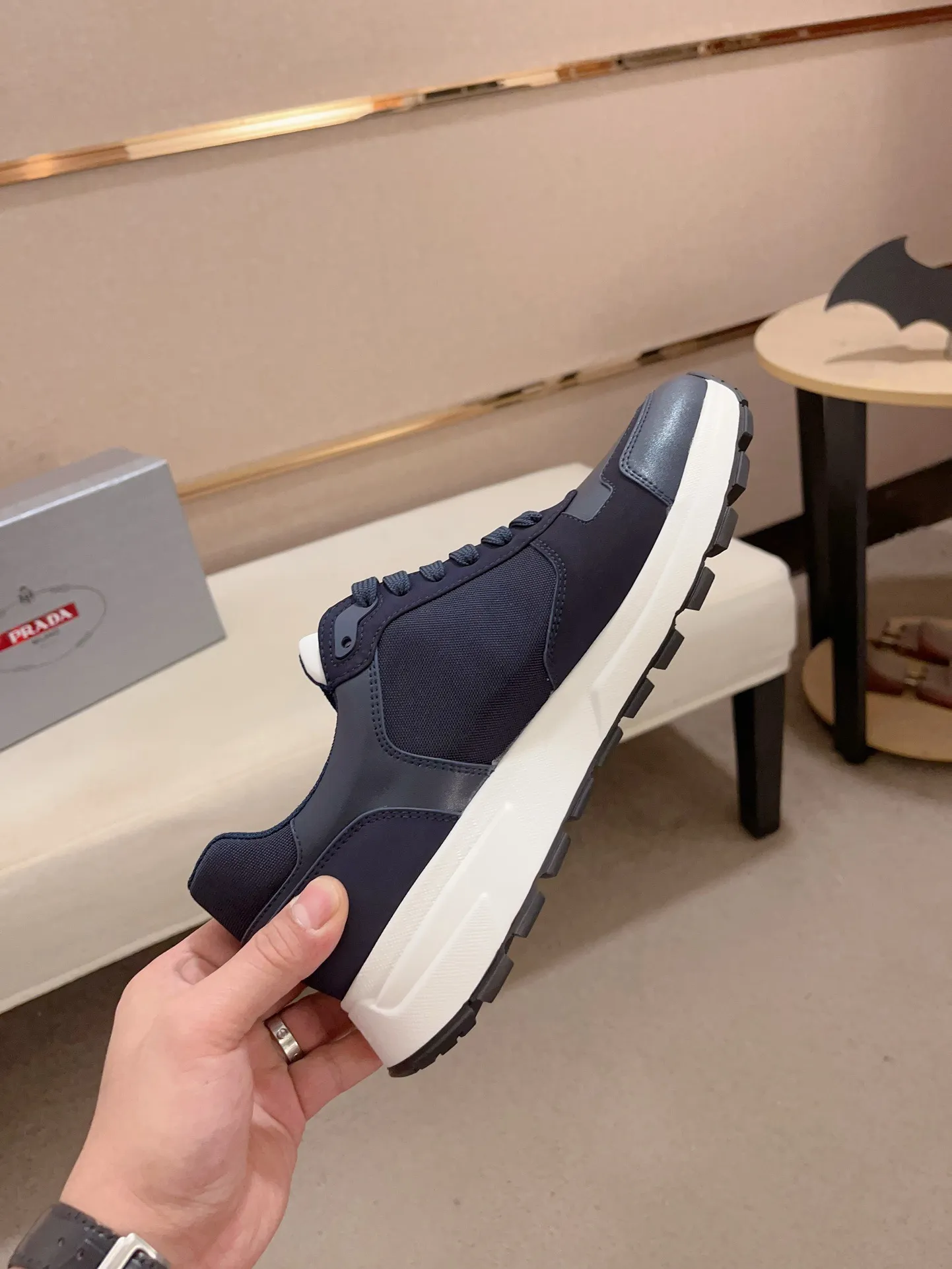 Men's shoes 💰 560 💰 (high version) new Prada (Prada) high-tops are launched at the same time, new men's shoes, 😘fabrics are selected from waterproof technical cloth. First layer cowhide lining. 👍🏿Original molded anti-slip rubber outsole, with exquisite lines, simple and elegant, comfortable and high-end for leisure travel. Number of yards: 38 to 44. (Can be customized for 45.46.)